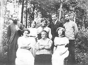 Священник Василий Гурьев (стоит слева) в кругу близких людей.<br>Ист.: Новомученики, исповедники ...