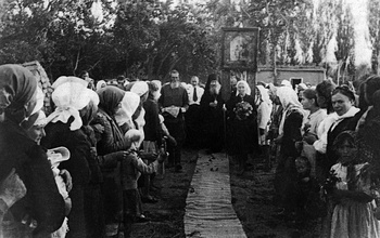 Встреча епископа Гурия в молитвенном доме Казанской иконы Божией Матери в с. Тюп. Киргизия, июль 1947