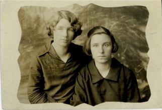 Татьяна и Надежда (справа) Головщиковы. 1935
