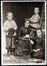 Дети отца Александра Пашкевича, слева направо: Феофан, Екатерина, Мирон, Пелагея