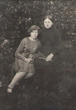 Дочь — Александра (слева) с подругой Неонилой 