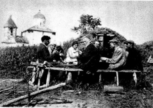 Комиссия по обследованию памятников монументальной живописи в Новгороде. Слева направо: Н. П. Тихонов, С. В. Олсуфьева, Ю. А. Олсуфьев, Н. А. Домбровская, Д. П. Сухов, Н. П. Сычев, Н. И. Брягин, неизвестный. 30.6.1931 г. <br>Ист.: За Христа пострадавшие : Гонения на Русскую Православную Церковь ... Кн. 12. С. 130