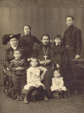Священник Сергий Старков с семьей. Ок. 1914 
(gorushka.narod.ru/ EpiskopSofrony.html)