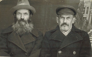 Протоиерей Владимир Катаев (слева)