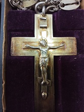 Наперсный крест священника Василия Борисова привезли в Валдай и передали правнуку отца Василия, протоиерею Игорю Бойцову <br>Фотография предоставлена матушкой Галиной Ивановной Слукиной