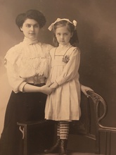 Супруга Ольга Коронатовна и дочь Зина. Ок. 1910 (фото из семейного архива Т. Носковой)