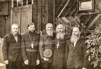 Священник Павел Афанасьев (2-й слева), протоиерей Борис Бартов (2-й справа).<br>Фото из архива Д. Е. Щербины 