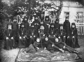 Иеромонах Дамаскин (третий справа в 1-м ряду) c братией Жадовской пустыни.<br>1924–1925. Ист.: <i>Скала А., протоиерей.</i> Жадовская пустынь