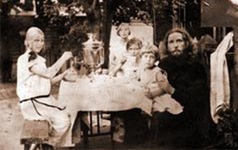 Отец Димитрий со своими дочерьми. Фото из семейного альбома.<br>Ист.: Огородная улица ...