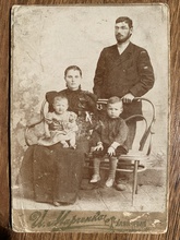 Иоанн Илиевский с супругой и сыновьями Василием и Антонием. Ок. 1904–1905