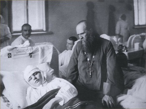 Отец Александр среди раненых в лазарете<br>Ист.: winter-borealis.livejournal.com