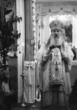 Архиепископ Гурий произносит проповедь после богослужения в Тихвинском женском монастыре. Днепропетровск, 1959
