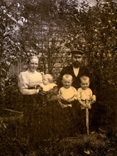 Василий и Анна Малиновские с детьми