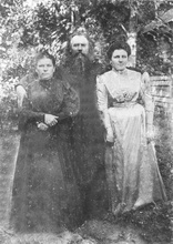 Протоиерей Константин с супругой Марией и дочерью<br>Ист.: fond.ru