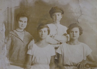 Дети отца Иоанна, слева направо: Галина, Клеопатра, Петр и Клавдия<br><i>Фотография из семейного архива Анастасии Дудниковой, праправнучки священника Иоанна Антонова</i>