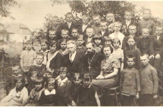 Священник Алексий Моргаевский со школьниками