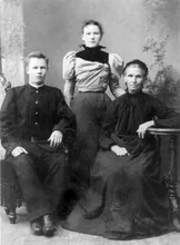 Петр Павловский с бабушкой и сестрой. <br> Ист.: Священномученик Иоанн Павловский