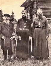 Отец Павел (в центре).<br>Фото из архива Д. Е. Щербины 