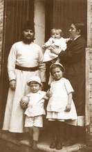 Отец Сергий Мечёв с матушкой Евфросинией Николаевной и детьми у дома причта. 1925.<br>Ист.: «Друг друга тяготы носите…»