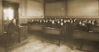 Урок церковной истории в 4-м классе семинарии проводит протоиерей Геннадий Махровский. 1914.<br>Ист.: Жизнь и служение ...