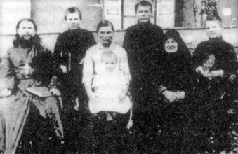 Священник Тарасий Горлатов с женой, матерью и детьми. Не позднее 1934 г. Ист.: Новомученики, исповедники, за Христа пострадавшие ...