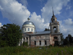 Троицкая церковь в с. Троицкое-Малое (ныне Бакунино Калининского р-на). Слева — вековой дуб