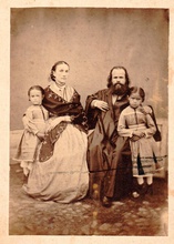 Отец Александр Пашкевич с женой и дочерьми Екатериной и Пелагеей. Не позднее 1870
