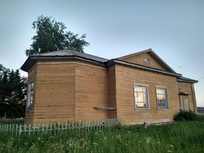 Здание Пятницкой церкви (ныне недействующей) в с. Пушлахте, место служения свящ. Иоанна Пашина. Архангельская обл., с. Пушлахта. Июль 2021