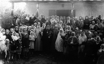 Епископ Гурий с прихожанами Никольского молитвенного дома с. Ананьево. Киргизия, июль 1947