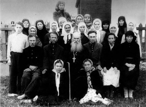 Преподобноисповедник архимандрит Гавриил (Игошкин) с духовными чадами. 1959 г. <br>Ист.: За Христа пострадавшие : Гонения на Русскую Православную Церковь ... Кн. 4. С. 19