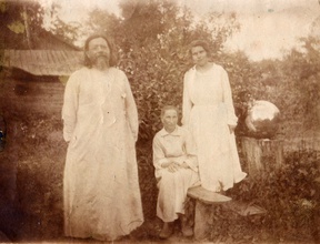 Отец Порфирий с матушкой Александрой и женой старшего сына
