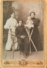 Фаддей Карпович Авдеев с супругой (стоит слева), дочерью Ниной и родственницей. Ок. 1911 г.<br>Ист.: <i>Личный архив Дмитрия Викторовича Елфимова</i>