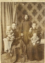 Отец Александр с членами семьи. Фото из семейного архива правнучки О.  Л. Скоробогатовой 
