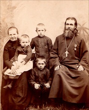 Отец Азарий с супругой Надеждой Павловной и детьми: Николаем, Михаилом, Софьей