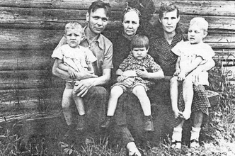 Наталия Григорьевна Заварина (в центре) с сыном Сергеем (слева), невесткой Агнией и внуками. Лето 1951. Фото из семейного архива Завариных