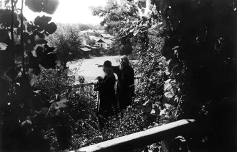 Епископ Гурий и иеромонах Иоанн (Вендланд) у перил верхнего сада архиерейского дома. Ташкент, 1947