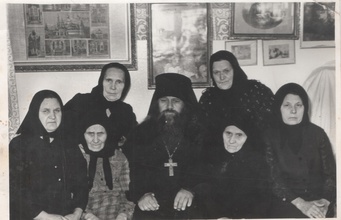 Отец Илия (Бобровников) с прихожанками<br><i>Фотографии предоставлены исследователем Николаем Лапиным</i>