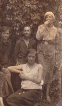Александра Знаменская (крайняя слева) с матерью (вторая слева) и дочерьми Еленой и Елизаветой (стоит)