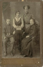 Мария Алексеевна с дочерью Надеждой и сыновьями. Иркутск 