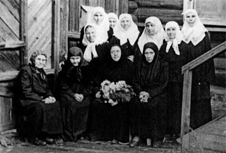 В первом ряду слева направо: схимонахиня Емилия (Путкова), схимонахиня Рафаила (Фомина), монахиня Мария (Баринова), монахиня Иоанна (Щербова)  <br>Ист.: За Христа пострадавшие : Гонения на Русскую Православную Церковь ... Кн. 10, т. 1. С. 416