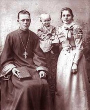 Отец Александр с супругой Клавдией Дмитриевной и ребенком. <br>Ист.: В долине жизни и смерти