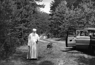 Митрополит Гурий в лесу по дороге на дачу в Друскеники. Литва, июль 1959