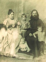 Отец Александр с семьей.
г. Усть-Каменогорск, 1890-е гг. <br>Ист.: Священномученик протоиерей Александр Дагаев (†1920) ...