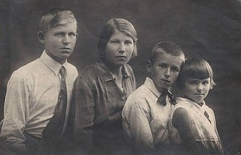 Дети (слева направо): Константин, Серафима, Геннадий, Зоя. Бежецк, 18.7.1935<br>Ист.: Википедия