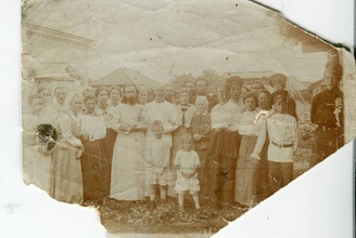 Священник Виктор Васильевич Тимофеев (в центре)<br>Фото из семейного архива Григория Борисовича Ватлина
