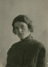 Дочь — Анна Геннадьевна Махровская. 1910-е.<br>Ист.: Образы и судьбы