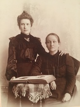 Супруга — Елизавета Андреевна (справа). Нач. XX в.