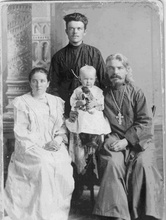 Священник Алексий Тоболкин с супругой, дочерью Марией и братом Дмитрием. Курган, 31 авг. 1904 (ihtus.ru)