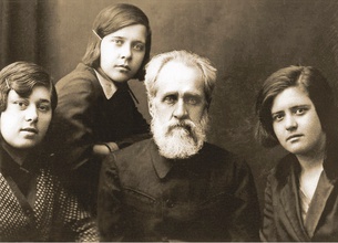 Отец Владимир с дочерьми (слева направо): Валентиной, Надеждой, Клавдией. 1936. <br> Ист.: Никакие силы не погубят Церковь