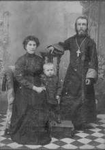Священник Владимир Пограницкий с супругой Анной Ивановной и сыном Евгением. Тихвин, 1910